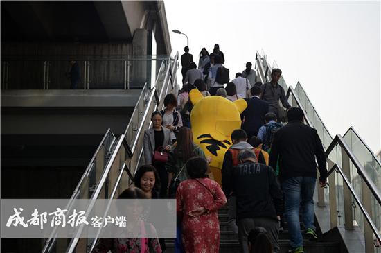 Mẫu nam 9X giả Pikachu ở ga tàu kiếm tiền chữa bệnh cho con