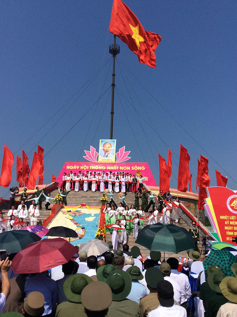 Thiêng liêng Lễ thượng cờ bên bờ Hiền Lương mừng Ngày thống nhất