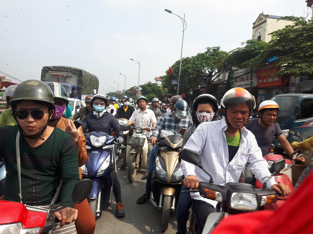 Hãi hùng: Xe container tông sập 2 nhà dân ở Hà Nội