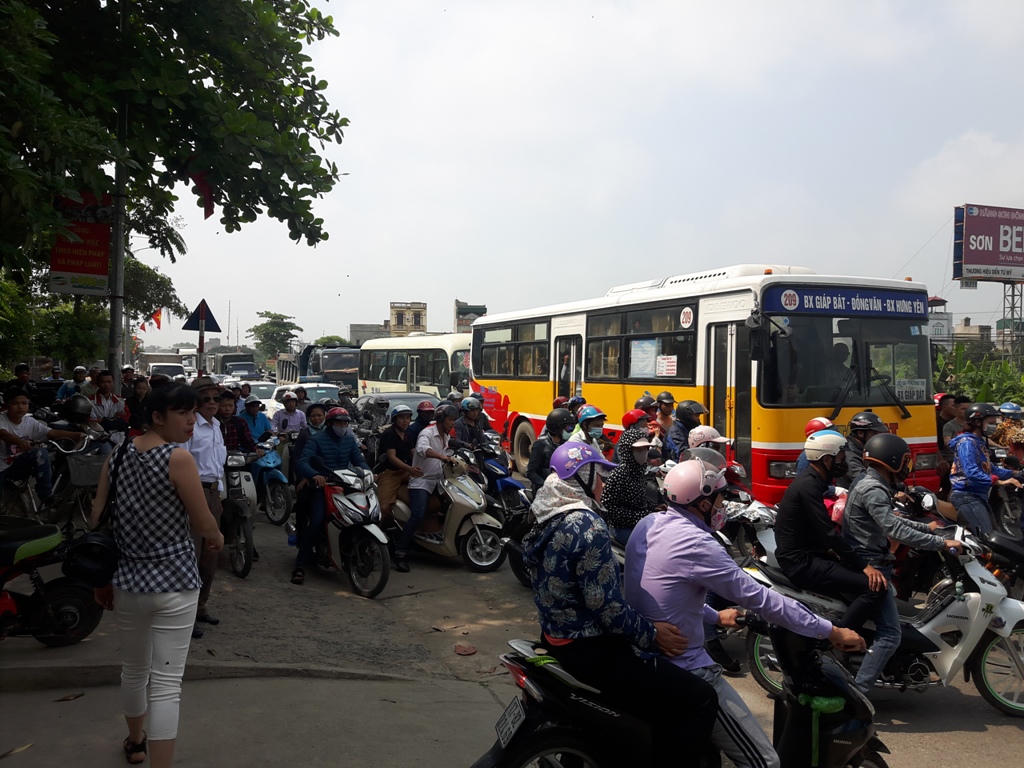 Hãi hùng: Xe container tông sập 2 nhà dân ở Hà Nội