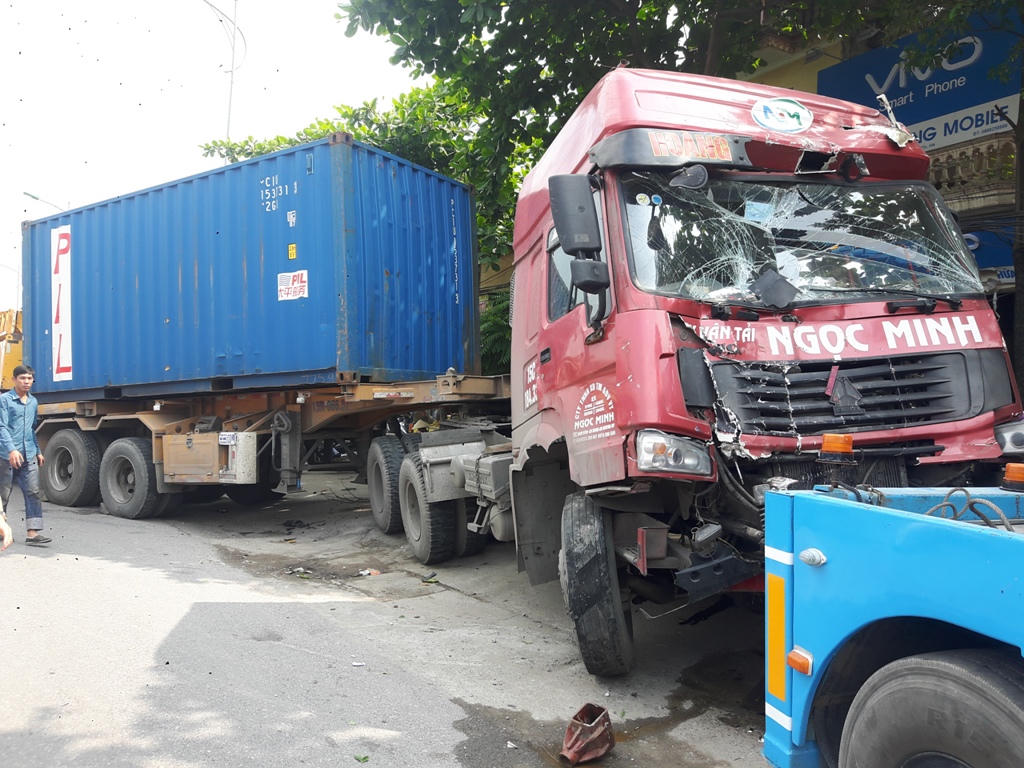 Hãi hùng: Xe container tông sập 2 nhà dân ở Hà Nội