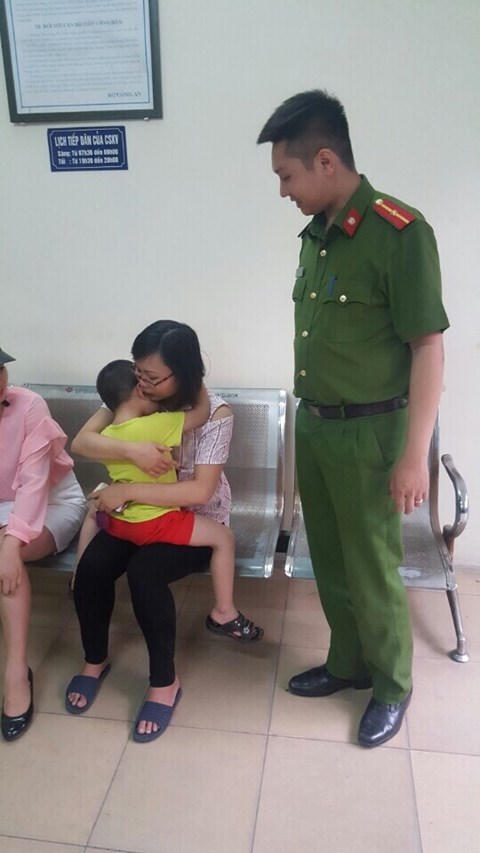 Đưa con đi làm dịp nghỉ lễ, mẹ tá hỏa 'cầu cứu' công an