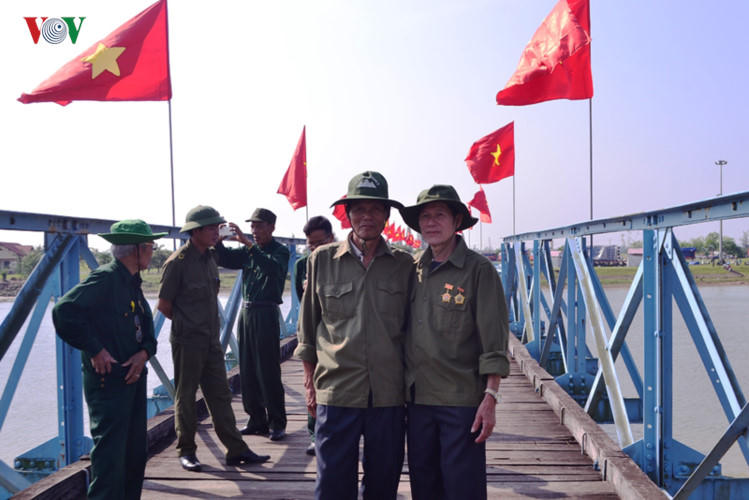 Thiêng liêng Lễ thượng cờ bên bờ Hiền Lương mừng Ngày thống nhất