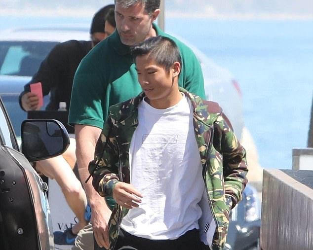 Hình ảnh mới về cậu con nuôi người Việt của Angelina Jolie