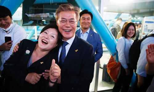 Tân tổng thống Hàn Quốc từng được vợ cầu hôn trước đám đông