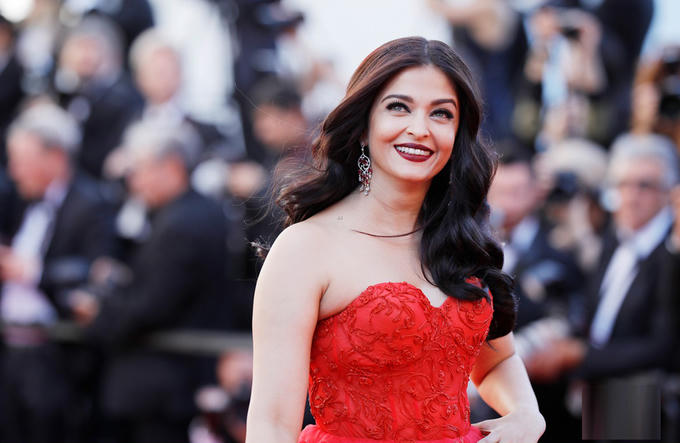 'Hoa hậu đẹp nhất thế giới' diện váy corset tại Cannes 2017