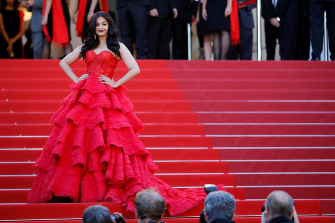 'Hoa hậu đẹp nhất thế giới' diện váy corset tại Cannes 2017