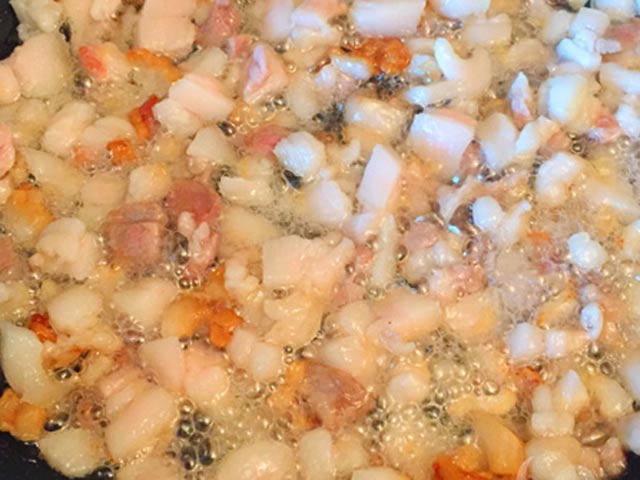 Tóp mỡ rim mắm tuyệt ngon cho ngày mưa gió