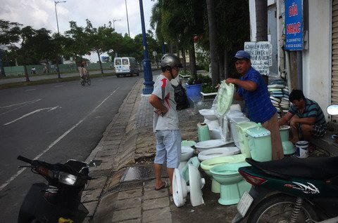 Nghề 'độc' Sài Gòn: 25 năm tân trang bồn cầu bán cho người nghèo