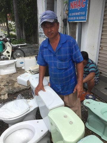 Nghề 'độc' Sài Gòn: 25 năm tân trang bồn cầu bán cho người nghèo