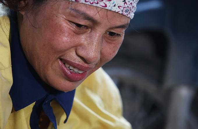 Người Hà Nội đổ mồ hôi bắt châu chấu