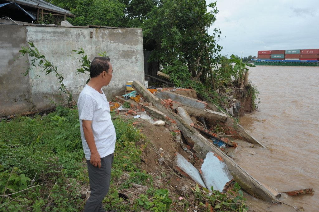 Tại sao người dân vùng sạt lở 'sống trong lo sợ' chứ không chịu di dời?