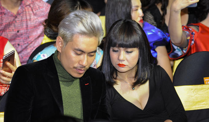 Vợ Chí Anh cổ vũ chồng biểu diễn cùng Khánh Thi