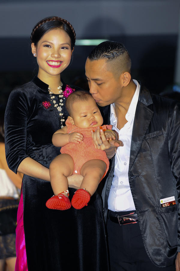 Vợ Chí Anh cổ vũ chồng biểu diễn cùng Khánh Thi