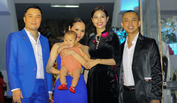 Vợ Chí Anh cổ vũ chồng biểu diễn cùng Khánh Thi