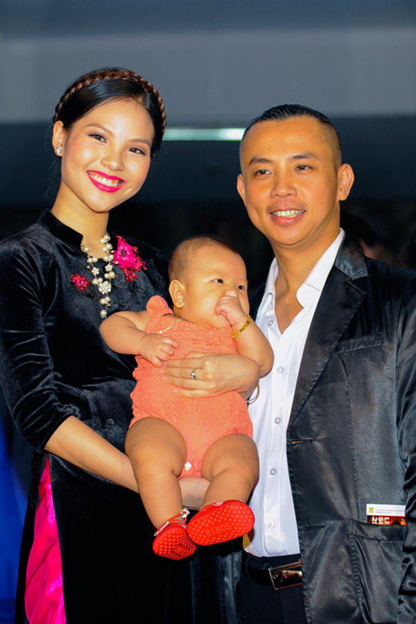 Vợ Chí Anh cổ vũ chồng biểu diễn cùng Khánh Thi