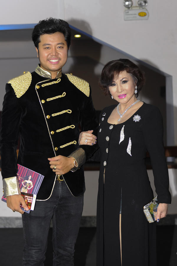 Vợ Chí Anh cổ vũ chồng biểu diễn cùng Khánh Thi