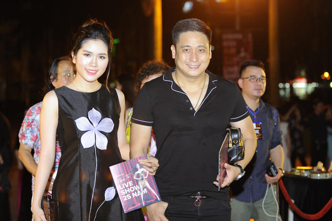 Vợ Chí Anh cổ vũ chồng biểu diễn cùng Khánh Thi