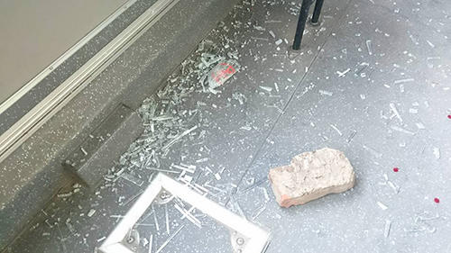 Giận bạn gái, thanh niên ném gạch trúng đầu khách đi xe buýt giữa Hà Nội