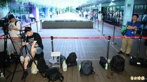 Khán giả lạnh nhạt khi Helen Thanh Đào ký tặng ảnh ở Đài Loan