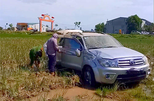 Giám đốc lao thẳng xe vào CSGT vì 'sợ nộp phạt'