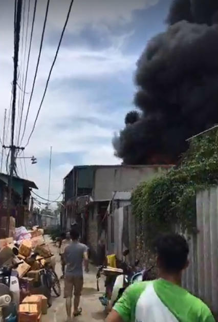 Lửa thiêu rụi kho phế liệu làng Triều Khúc, Hà Nội