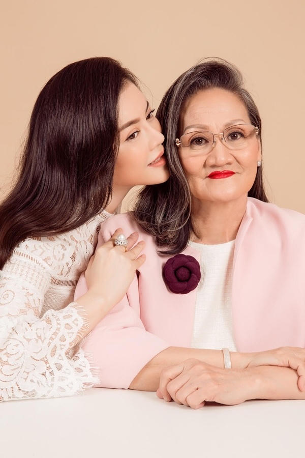 Chân dung mẹ và 2 chị gái Lý Nhã Kỳ 