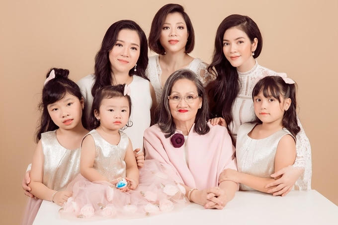 Chân dung mẹ và 2 chị gái Lý Nhã Kỳ 