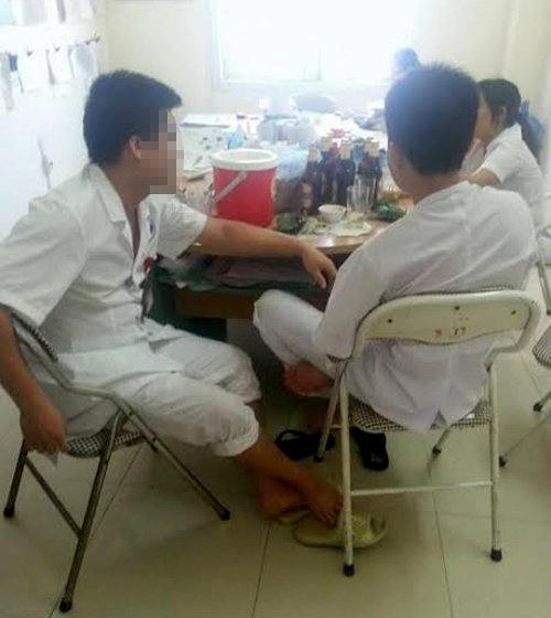  4 bác sĩ, điều dưỡng BV Đa khoa TP.Hòa Bình nhậu mực bia trong giờ làm