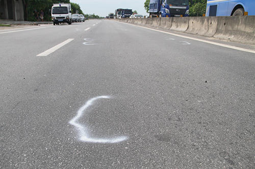 CSGT thót tim chứng kiến xe container hất văng đồng đội xuống đường