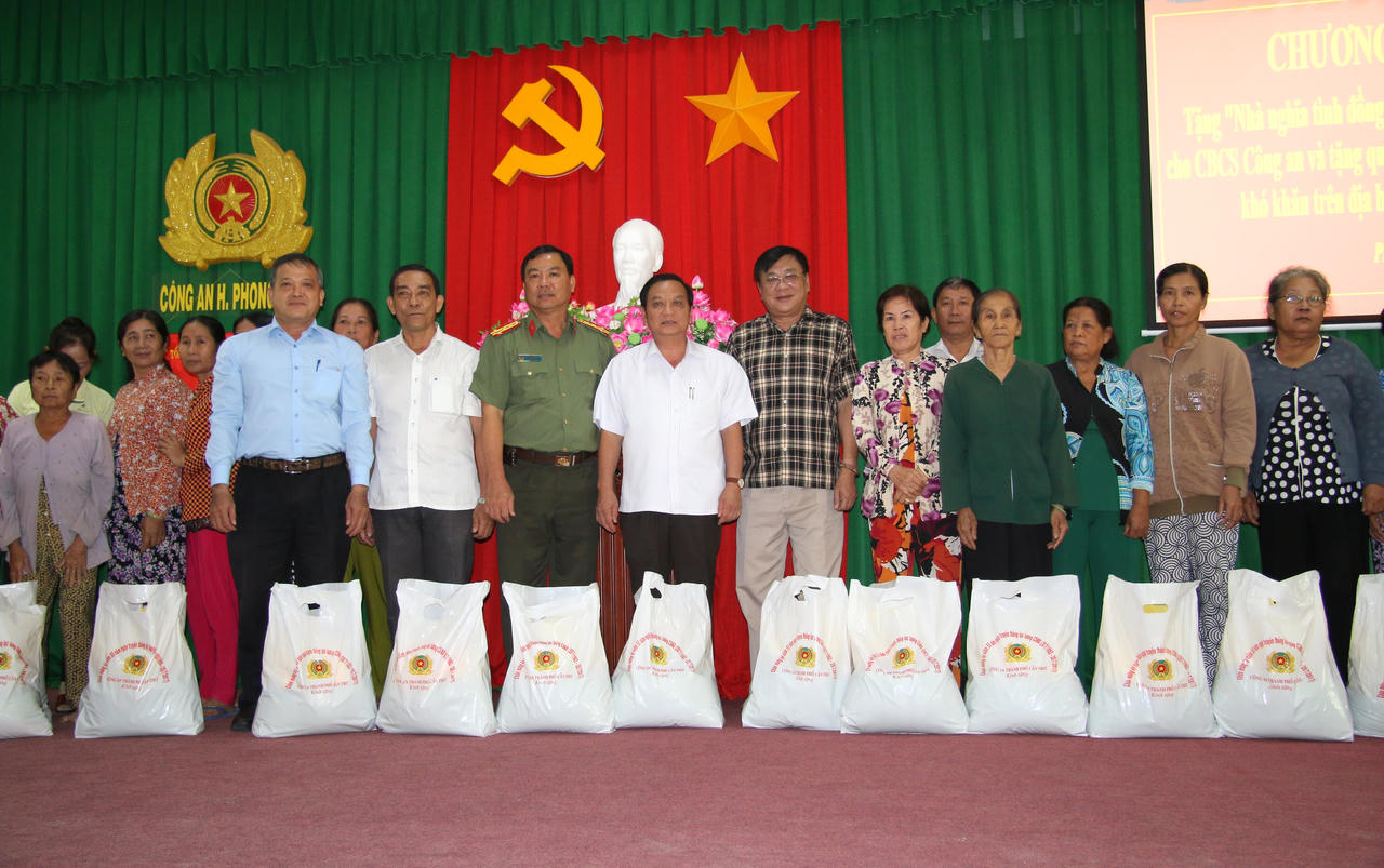 Công an Cần Thơ trao nhà cho đồng đội, tặng quà người nghèo