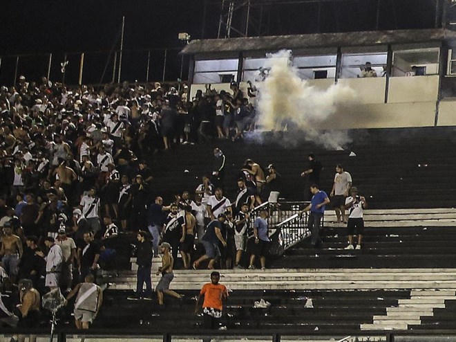 Bạo loạn sân cỏ kinh hoàng, một cổ động viên bị bắn chết