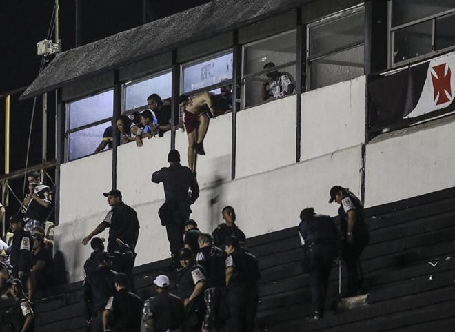 Bạo loạn sân cỏ kinh hoàng, một cổ động viên bị bắn chết