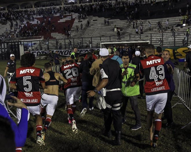 Bạo loạn sân cỏ kinh hoàng, một cổ động viên bị bắn chết