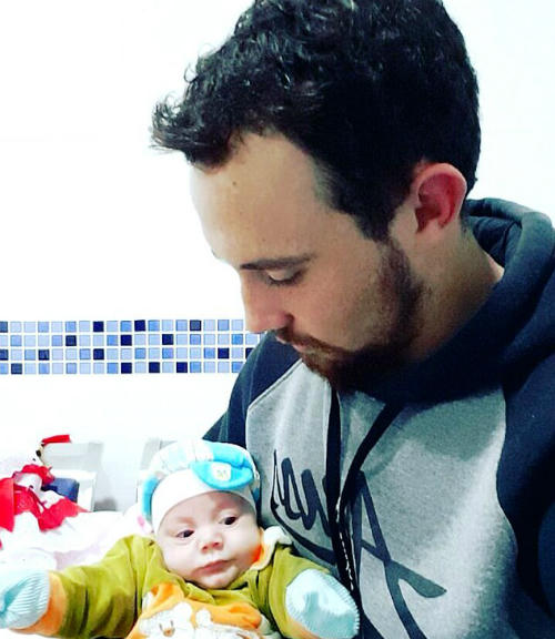 Cặp song sinh chào đời từ người mẹ chết não hơn 4 tháng