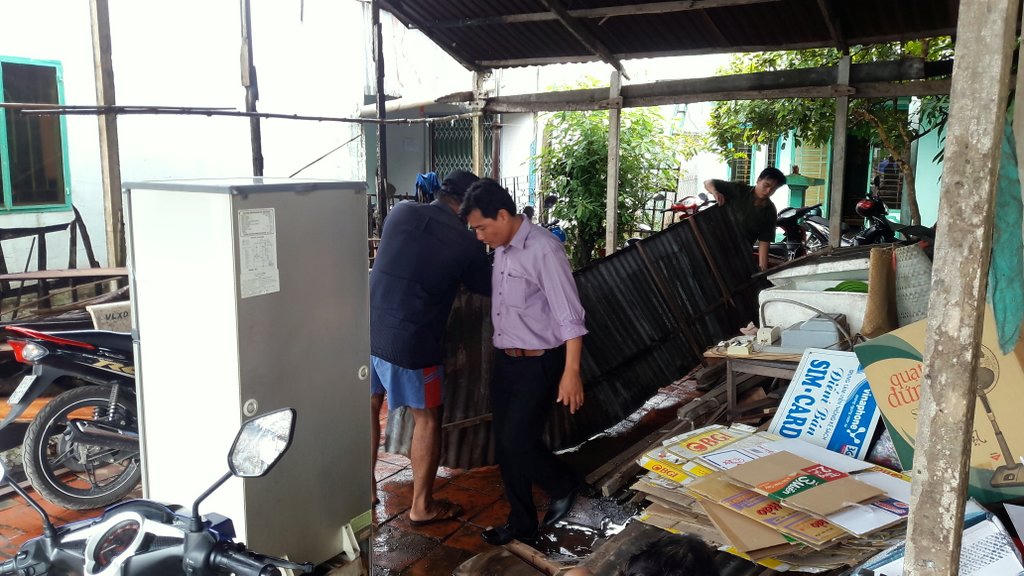 Sáng di dời khẩn cấp người dân, chiều đất sụp xuống sông