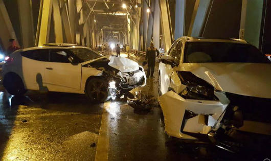 Xe máy 'kẹp 3' đi sai làn 'đấu đầu' ô tô, cả 3 chết trên cầu Chương Dương