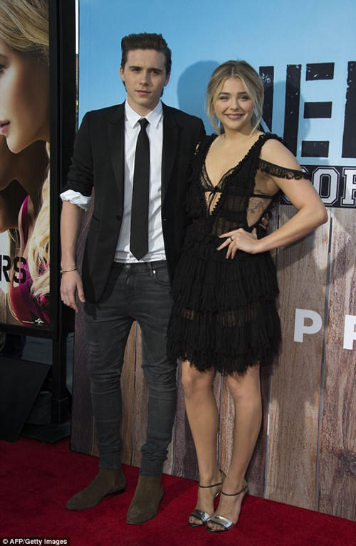 Con trai Beckham say đắm 'khóa môi' tình mới