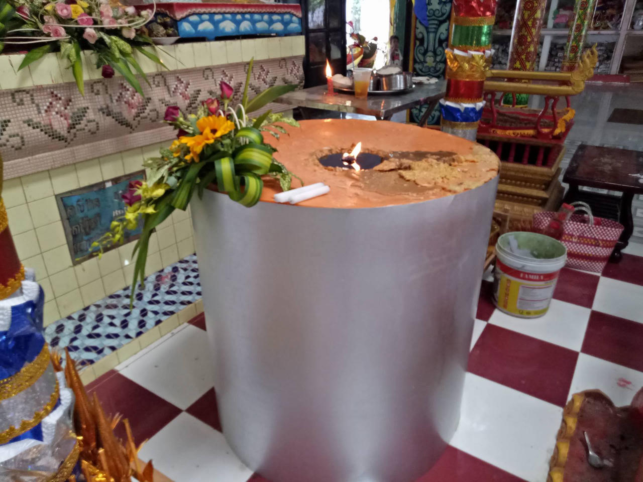 Người Sóc Trăng đổ xô xem cặp đèn cầy nặng hơn 2 tấn 