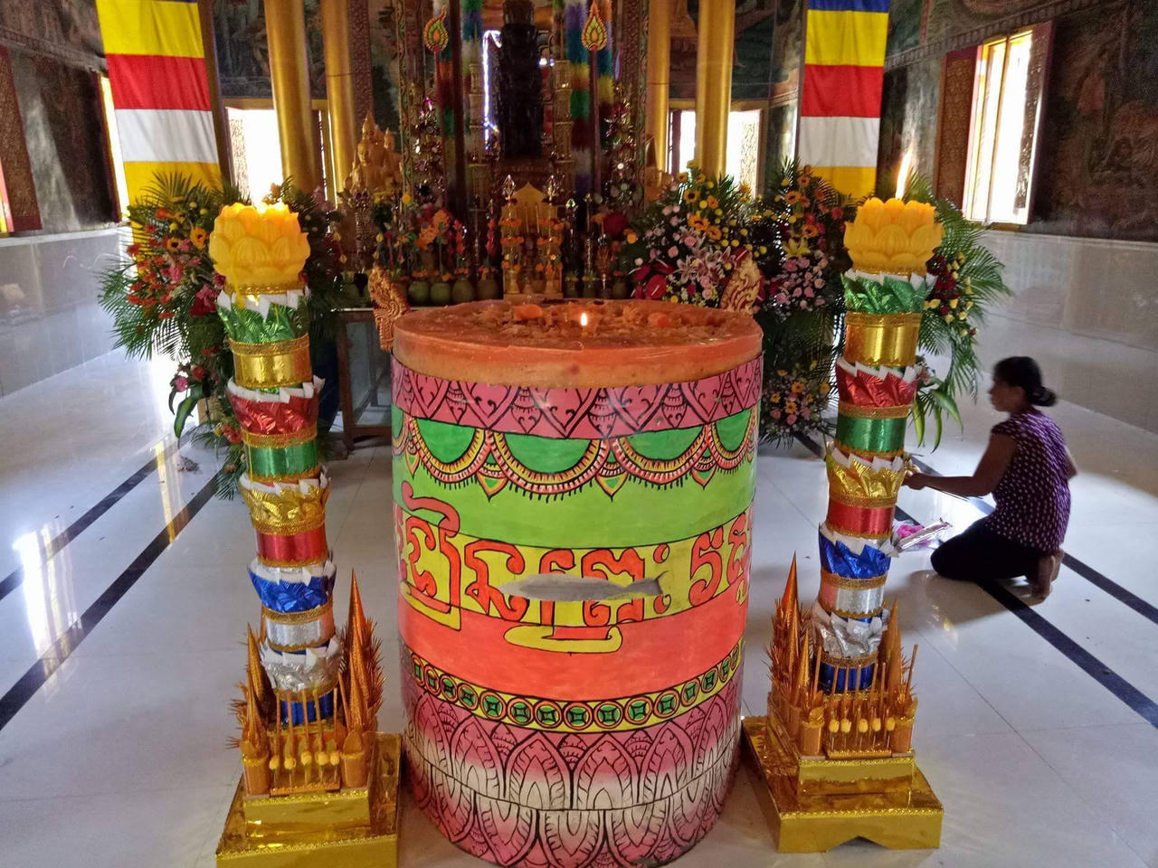 Người Sóc Trăng đổ xô xem cặp đèn cầy nặng hơn 2 tấn 