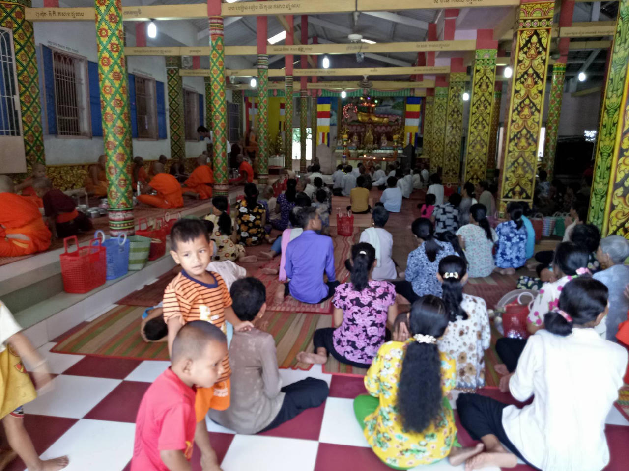 Người Sóc Trăng đổ xô xem cặp đèn cầy nặng hơn 2 tấn 