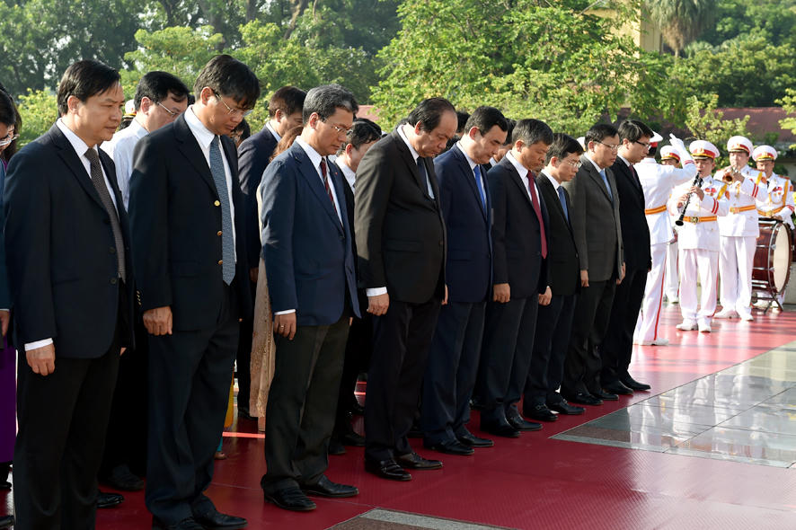 Lãnh đạo Đảng, Nhà nước dâng hương tưởng niệm các anh hùng liệt sĩ