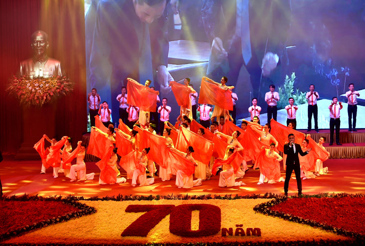 Các anh hùng liệt sĩ, thương binh đã làm rạng rỡ dân tộc, vẻ vang giống nòi