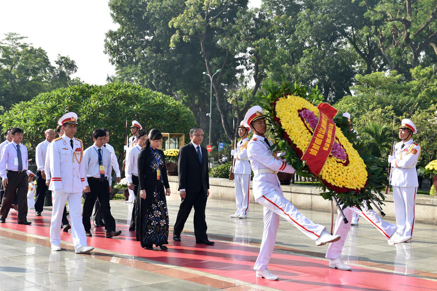 Lãnh đạo Đảng, Nhà nước dâng hương tưởng niệm các anh hùng liệt sĩ