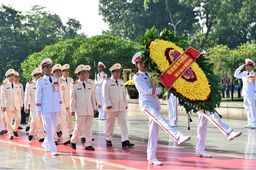 Lãnh đạo Đảng, Nhà nước dâng hương tưởng niệm các anh hùng liệt sĩ