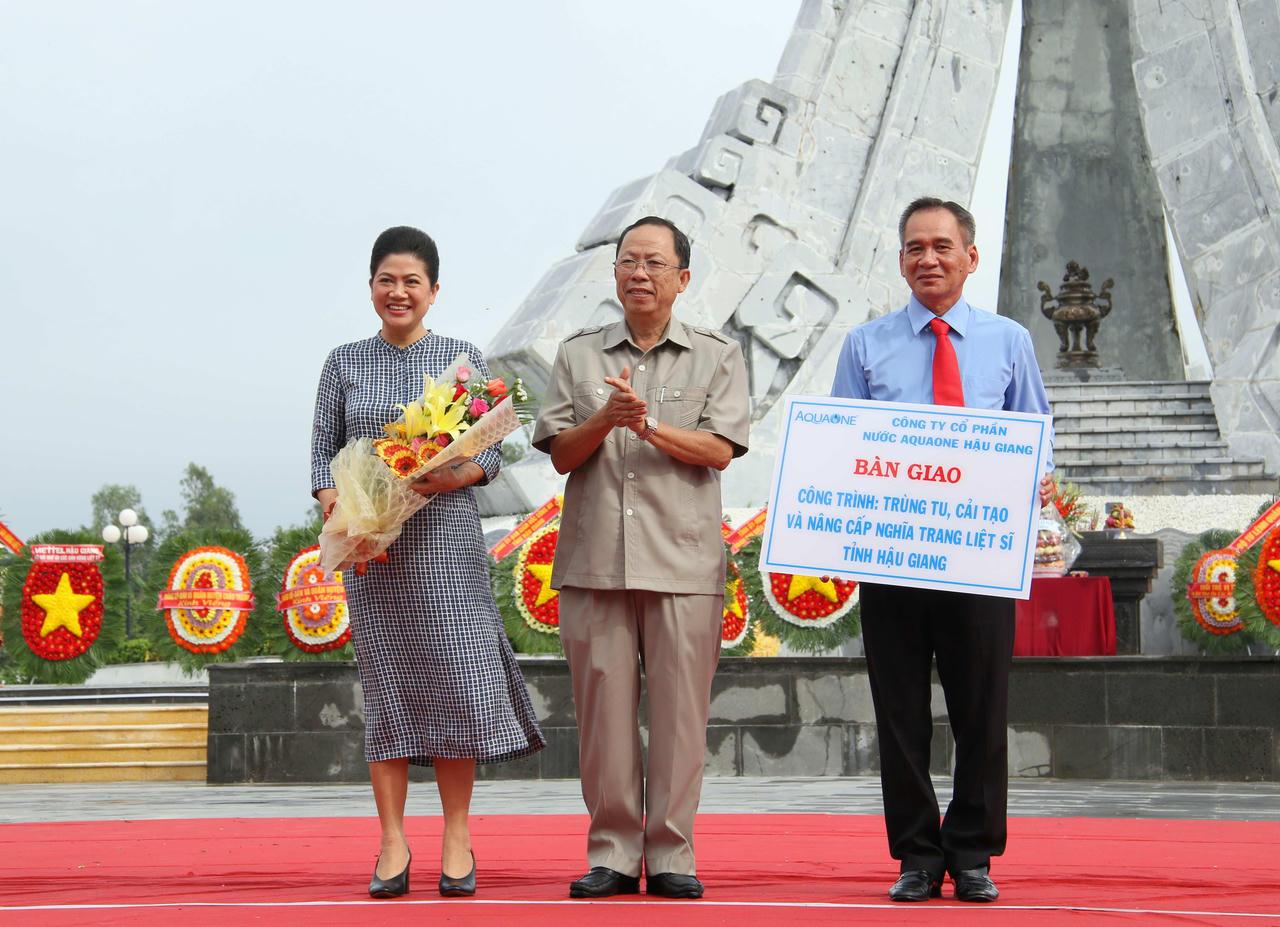 Bàn giao công trình trùng tu, nâng cấp nghĩa trang liệt sĩ tại Hậu Giang