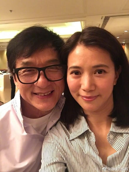 Thành Long hàn gắn quan hệ với Hoa hậu Hong Kong sau 22 năm