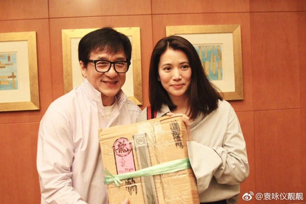 Thành Long hàn gắn quan hệ với Hoa hậu Hong Kong sau 22 năm