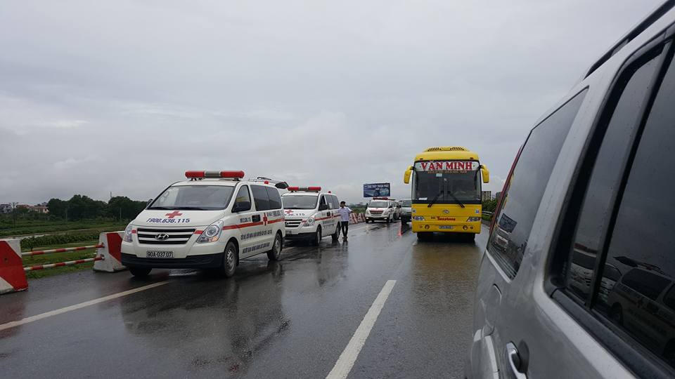 Tai nạn xe khách trên cao tốc Pháp Vân, hơn 10 người bị thương