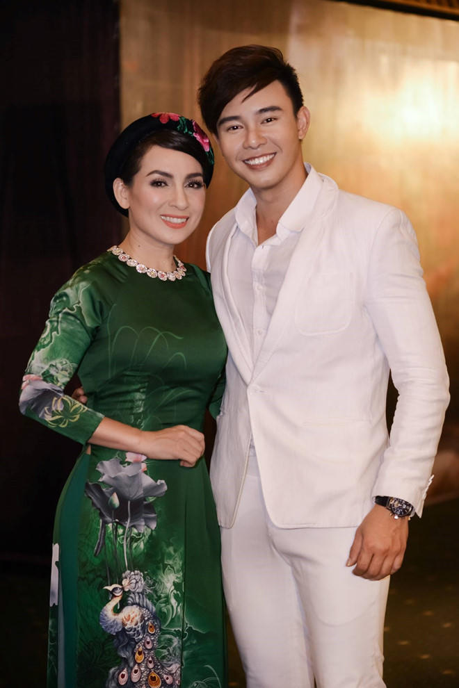 Ca sĩ Đông Hùng cầu cứu vì món nợ hàng tỷ đồng của mẹ